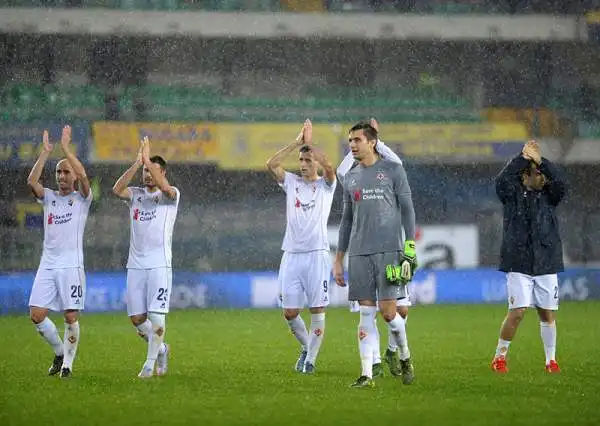 Fiorentina corsara al Bentegodi grazie ad un autorete di Rafa Marquez ed un gol di Kalinic nella ripresa.