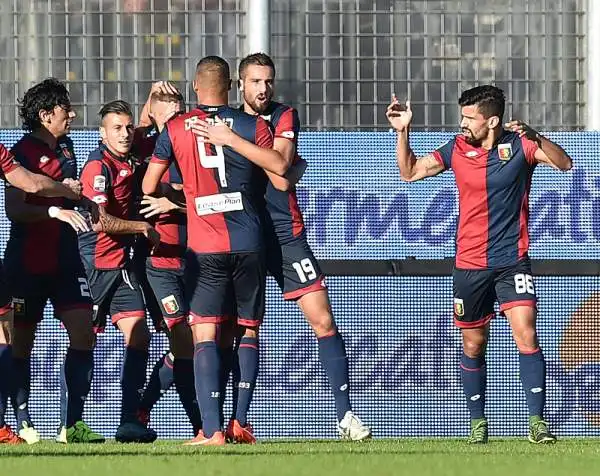 Spettacolo a Frosinone, dove il Genoa, in vantaggio all'inizio con Pavoletti, chiude il primo tempo sotto di un gol e di un uomo ma nella ripresa strappa il pari grazie a Gakpè.