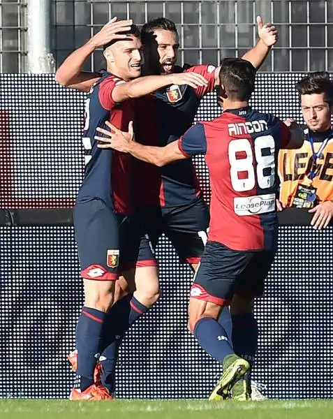 Spettacolo a Frosinone, dove il Genoa, in vantaggio all'inizio con Pavoletti, chiude il primo tempo sotto di un gol e di un uomo ma nella ripresa strappa il pari grazie a Gakpè.