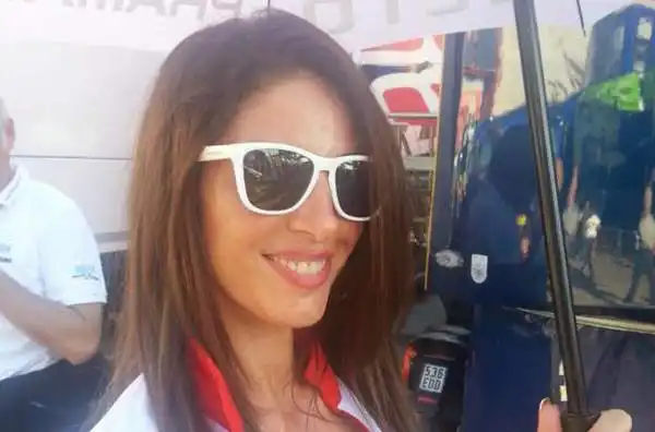 Oltre al duello Rossi-Lorenzo, decisivo per l'assegnazione del titolo di campione del mondo della MotoGp, ci sono anche le belle grid girls a dare spettacolo a Valencia.