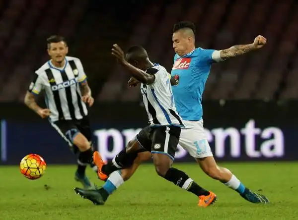 Il Napoli continua la sua corsa battendo l'Udinese al San Paolo con un gol ad inzio ripresa del suo bomber Gonzalo Higuain. La squadra di Sarri torna così a due punti dalla vetta.