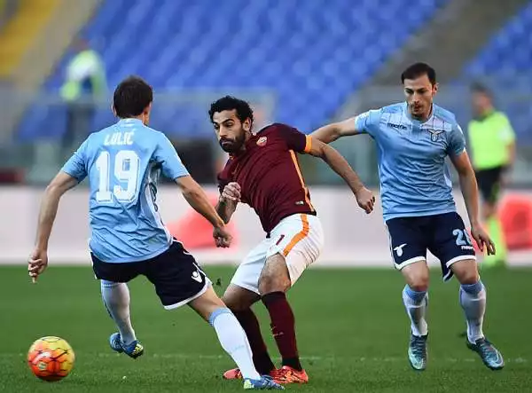 Nel derby capitolino, la Roma piega 2-0 la Lazio grazie ad un rigore che farà discutere di Dzeko (contatto proprio sul bosniaco che sembra fuori area) e al raddoppio dello scatenato Gervinho.