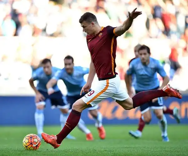 Nel derby capitolino, la Roma piega 2-0 la Lazio grazie ad un rigore che farà discutere di Dzeko (contatto proprio sul bosniaco che sembra fuori area) e al raddoppio dello scatenato Gervinho.