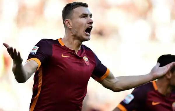 Nel derby capitolino, la Roma piega 2-0 la Lazio grazie ad un rigore che farà discutere di Dzeko (contatto proprio sul bosniaco che sembra fuori area) e al raddoppio dello scatenato Gervinho.