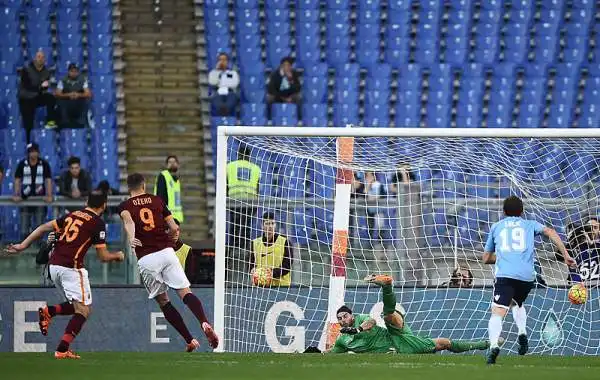 Nel derby capitolino, la Roma piega 2-0 la Lazio grazie ad un rigore che farà discutere di Dzeko (contatto proprio sul bosniaco che sembra fuori area) e al raddoppio dello scatenato Gervinho.