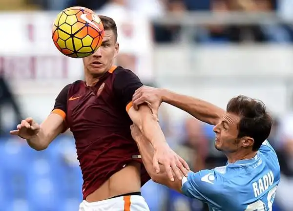 Nel derby capitolino, la Roma piega 2-0 la Lazio grazie ad un rigore che farà discutere di Dzeko (contatto proprio sul bosniaco che sembra fuori area) e al raddoppio dello scatenato Gervinho.