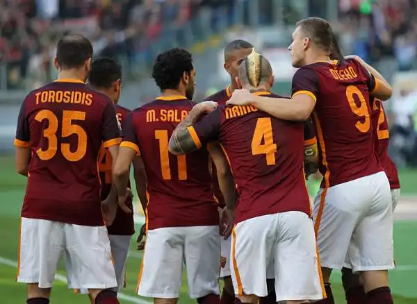 Nel derby capitolino, la Roma piega 2-0 la Lazio grazie ad un rigore che farà discutere di Dzeko (contatto proprio sul bosniaco che sembra fuori area) e al raddoppio dello scatenato Gervinho.