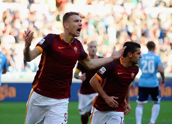 Nel derby capitolino, la Roma piega 2-0 la Lazio grazie ad un rigore che farà discutere di Dzeko (contatto proprio sul bosniaco che sembra fuori area) e al raddoppio dello scatenato Gervinho.