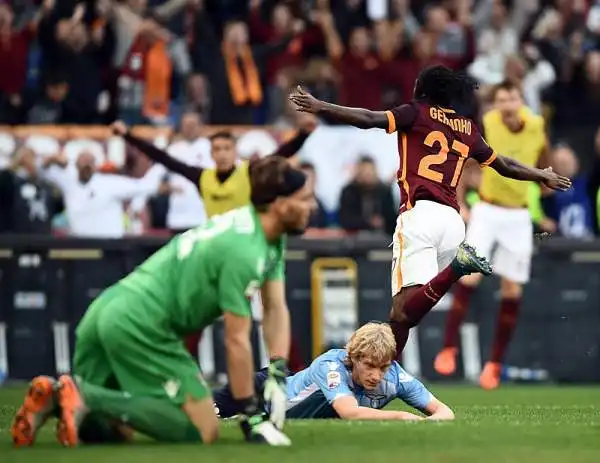 Nel derby capitolino, la Roma piega 2-0 la Lazio grazie ad un rigore che farà discutere di Dzeko (contatto proprio sul bosniaco che sembra fuori area) e al raddoppio dello scatenato Gervinho.