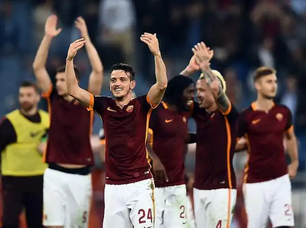 Nel derby capitolino, la Roma piega 2-0 la Lazio grazie ad un rigore che farà discutere di Dzeko (contatto proprio sul bosniaco che sembra fuori area) e al raddoppio dello scatenato Gervinho.