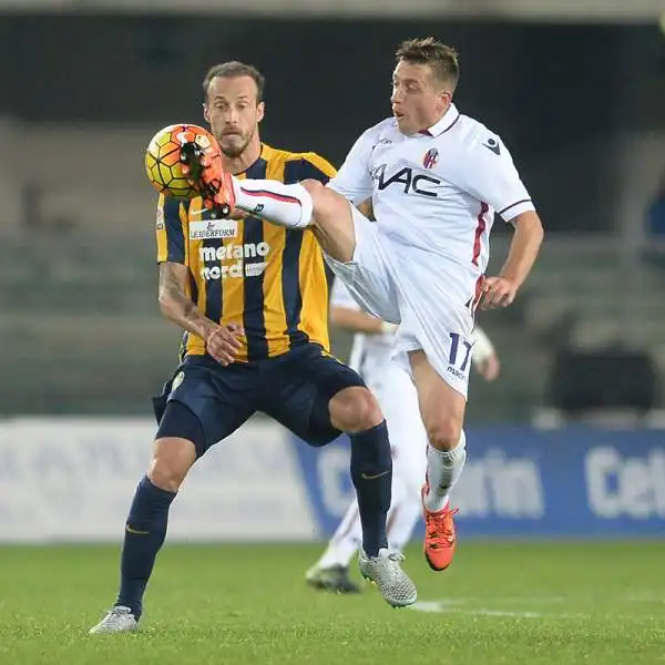 Il Bologna espugna meritatamente il Bentegodi con un micidiale uno-due in avvio di gara firmato Giaccherini-Donsah, volando a 12 punti in classifica. La cura Donadoni funziona.