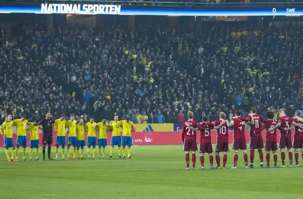 Il minuto di silenzio in Svezia-Danimarca, spareggio per Euro 2016.