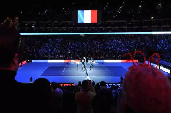 Il minuto di silenzio prima di Djokovic-Nishikori alle Atp Finals di tennis.