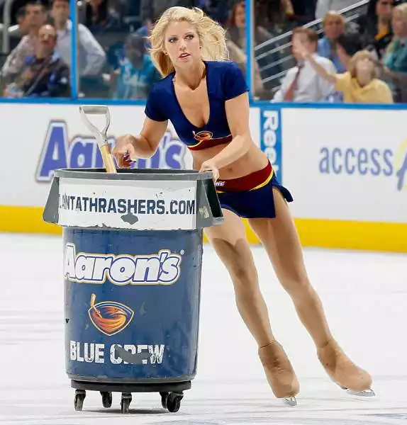 Spettacolo nello spettacolo nelle arene americane della lega nazionale di hockey, nelle pause di gioco sul ghiaccio, armate di pala, pattinano le splendide Ice girls ad allietare il pubblico.