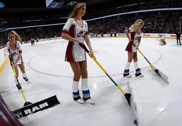 Spettacolo nello spettacolo nelle arene americane della lega nazionale di hockey, nelle pause di gioco sul ghiaccio, armate di pala, pattinano le splendide Ice girls ad allietare il pubblico.