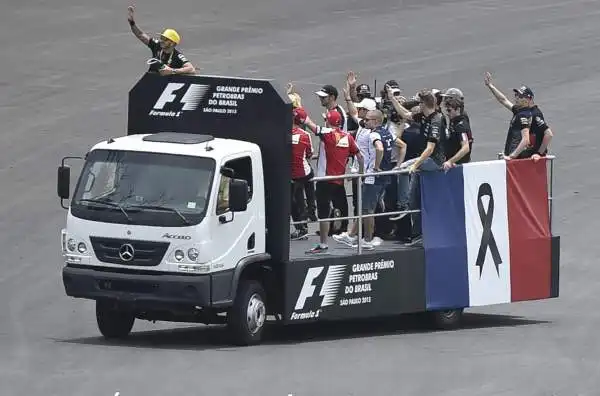 Prima della corsa di F1 in Brasile tutti i piloti hanno sfilato su un furgone scoperto, mostrando la bandiera della Francia listata a lutto.