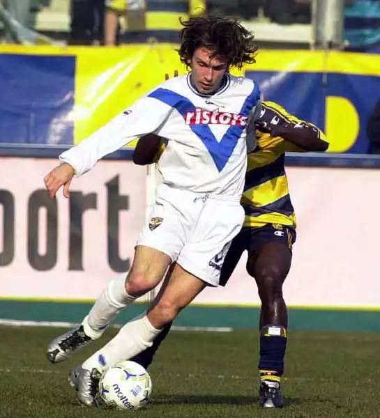 Negli ultimi giorni si parla di un ritorno in Italia di Andrea Pirlo tentato dalla corte di Roberto Mancini che lo vorrebbe all'Inter. Ecco tutte le maglie della sua gloriosa carriera.