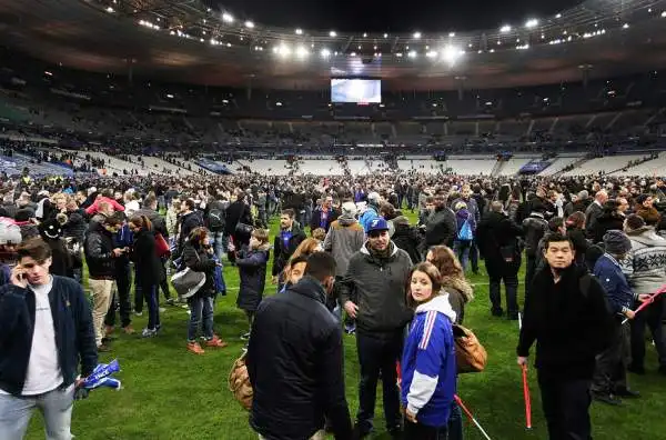 L'apocalisse a Parigi mentre Francia e Germania erano impegnate in amichevole. Decine di morti in una serie di attentati di matrice islamica. Nel 2016, in Francia, si giocheranno i campionati europei.