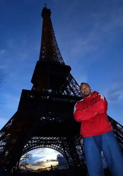 Lomu posa a Parigi sotto la Tour Eiffel prima di un test match tra Francia e Nuova Zelanda