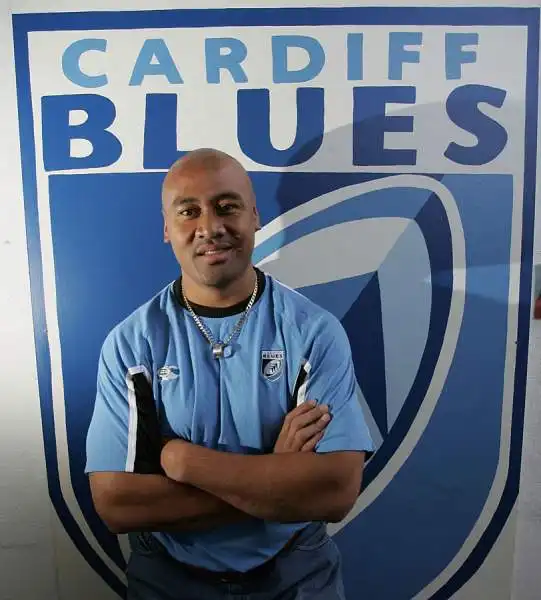 Lomu in una foto del 2005 con la maglia dei Cardiff Blues in occasione della conferenza stampa prima della partita contro Calvisano.