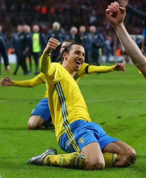 Zlatan Ibrahimovic trascina la Svezia alla fase finale di Euro 2016, siglando una doppietta decisiva. Non bastano le reti di Poulsen e Vestegaard, né un finale da urlo per i danesi.