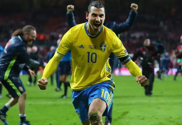 Zlatan Ibrahimovic trascina la Svezia alla fase finale di Euro 2016, siglando una doppietta decisiva. Non bastano le reti di Poulsen e Vestegaard, né un finale da urlo per i danesi.