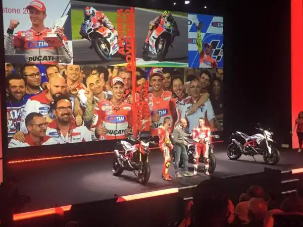 Dovizioso e Iannone presenti alla Ducati World Première 2016, l'evento in cui la Casa bolognese ha svelato le nuove proposte della gamma 2016 alla vigilia dellapertura di EICMA 2015.