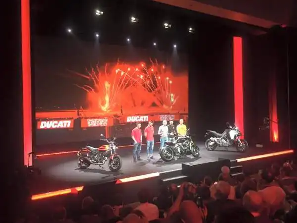 Dovizioso e Iannone presenti alla Ducati World Première 2016, l'evento in cui la Casa bolognese ha svelato le nuove proposte della gamma 2016 alla vigilia dellapertura di EICMA 2015.