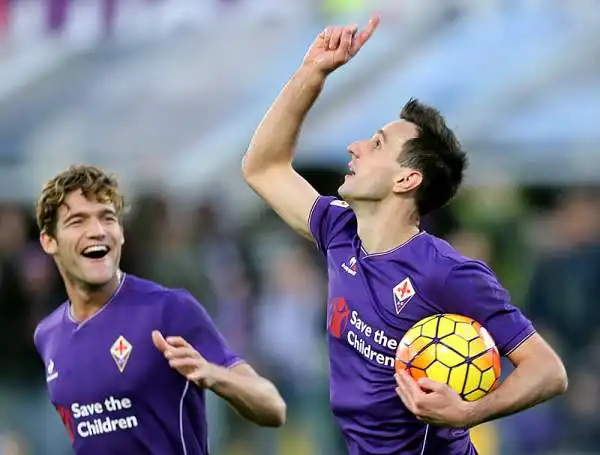 L'Empoli va avanti di due gol grazie a Livaja, partito in fuorigioco, e Buechel ma nella ripresa una doppietta di Kalinic regala il pareggio alla Fiorentina.