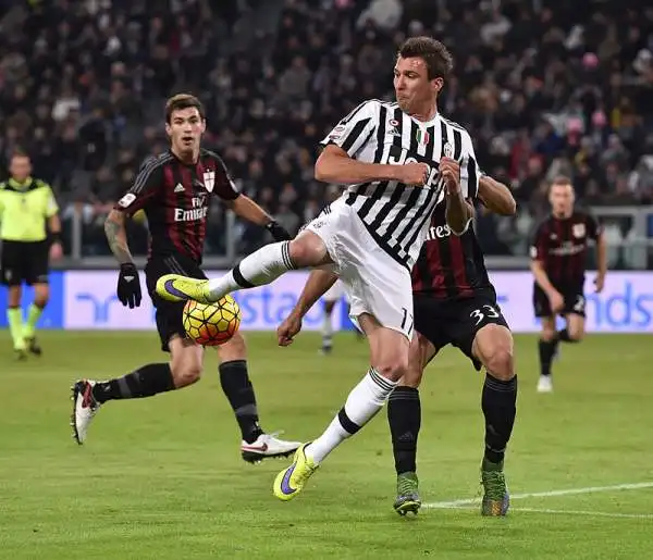 In una partita combattuta ma con pochissime occasioni decide tutto un guizzo di Dybala su assist di Alex Sandro. La Juventus si porta così a sei lunghezze dalla Roma.