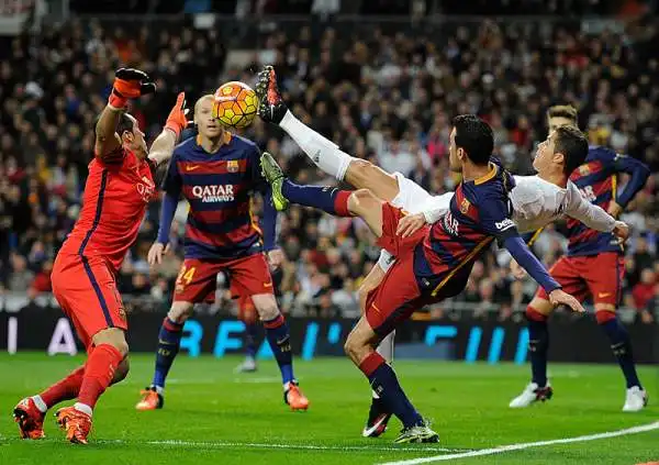 La squadra di Luis Enrique si è imposta al Bernabeu su un un Real Madrid scivolato a -6 e contestato con la classica pañolada spagnola. Due gol di Suarez, Neymar e Iniesta per i blaugrana,