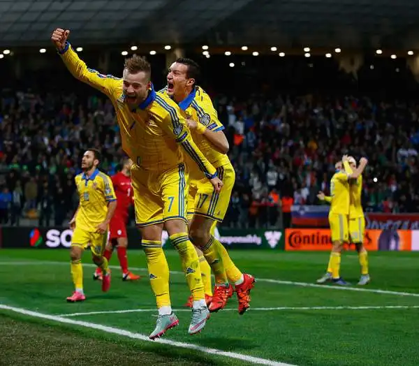 Ai play off ride anche l'Ucraina che strappa il pass per Euro2016. Il gol del clivense Cesar dopo dieci minuti aveva illuso la Slovenia di Samir Handanovic, che alla fine si arrende a Yarmolenko.