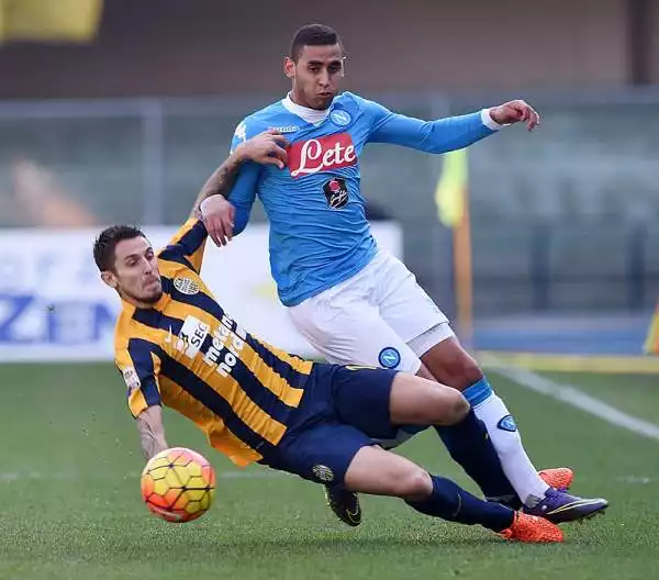 Al Bentegodi il Napoli riesce a piegare i gialloblu di Mandrolini solo nella seconda metà della ripresa. Di Insigne e Higuain e gol che lanciano i partenopei in vetta alla classifica.