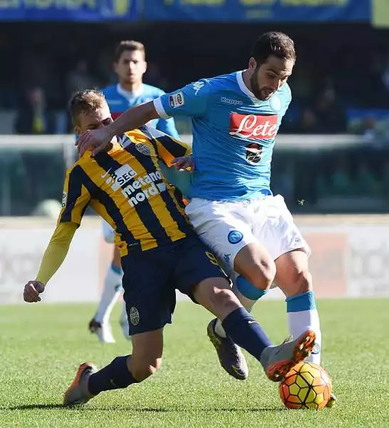 Al Bentegodi il Napoli riesce a piegare i gialloblu di Mandrolini solo nella seconda metà della ripresa. Di Insigne e Higuain e gol che lanciano i partenopei in vetta alla classifica.