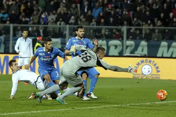 L'Empoli esulta, furia Lazio contro l'arbitro. L'Empoli batte i biancocelesti in casa, due gol dubbi annullati ai capitolini.