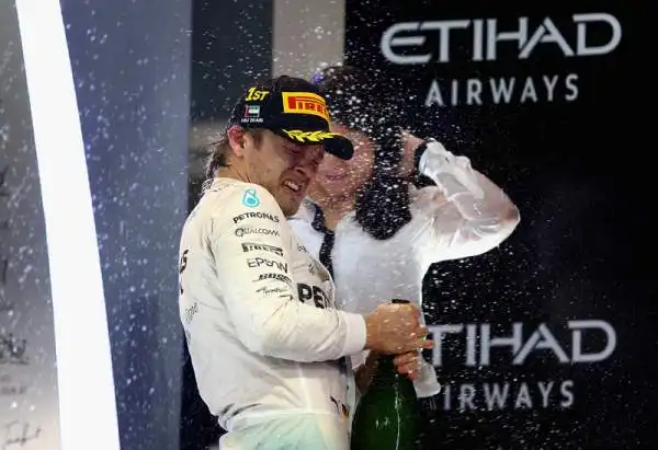 Rosberg straccia Hamilton e le Ferrari. Nuova doppietta della Mercedes ad Abu Dhabi, Vettel rimonta fino al quarto posto.
