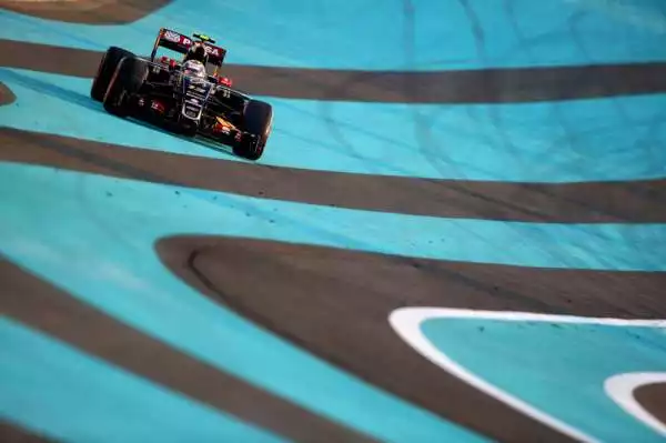 Rosberg straccia Hamilton e le Ferrari. Nuova doppietta della Mercedes ad Abu Dhabi, Vettel rimonta fino al quarto posto.