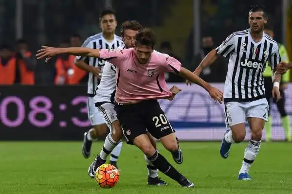 Juventus in volo: Palermo distrutto. La risalita continua. Un colpo di testa del croato, Sturaro e Zaza stendono il Palermo: 3-0 e 4a vittoria di fila per i bianconeri.