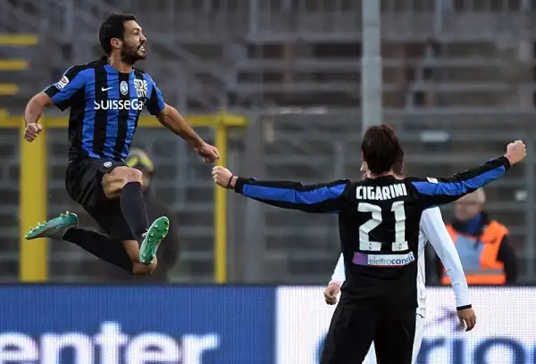 Grazie alle reti di Denis, Cherubin e de Roon, i nerazzurri salgono in zona Europa League. E' crisi nera, invece, per il Palermo di Ballardini.