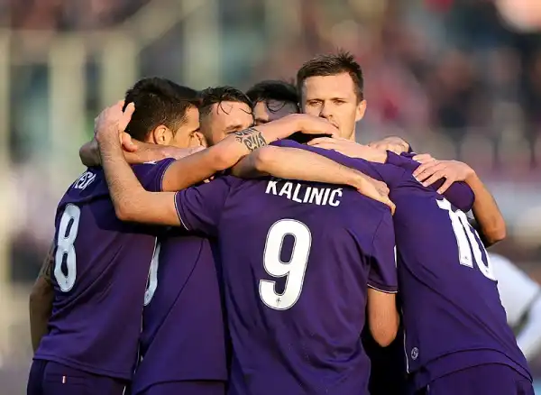 Netta vittoria della squadra di Paulo Sousa, che vola al secondo posto a 1 punto dall'Inter grazie ai gol di Kalinic, Ilicic e Rodriguez.