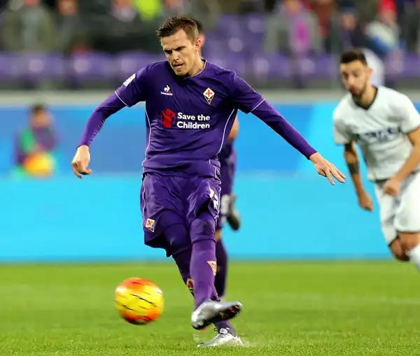 Netta vittoria della squadra di Paulo Sousa, che vola al secondo posto a 1 punto dall'Inter grazie ai gol di Kalinic, Ilicic e Rodriguez.