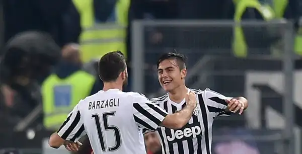 La Juve vince e convince, grazie a un'autorete di Gentiletti e a un gol di Dybala, agganciando la Roma al quarto posto, a -4 dal Napoli capolista.