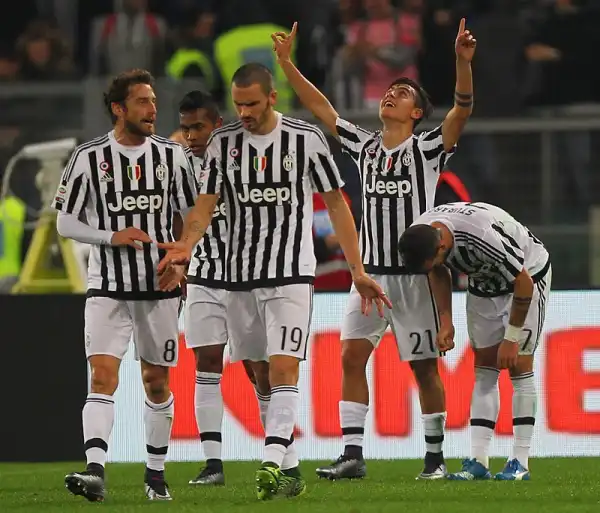 La Juve vince e convince, grazie a un'autorete di Gentiletti e a un gol di Dybala, agganciando la Roma al quarto posto, a -4 dal Napoli capolista.