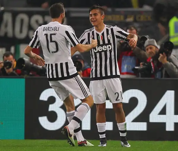 La Juve vince e convince, grazie a un'autorete di Gentiletti e a un gol di Dybala, agganciando la Roma al quarto posto, a -4 dal Napoli capolista.