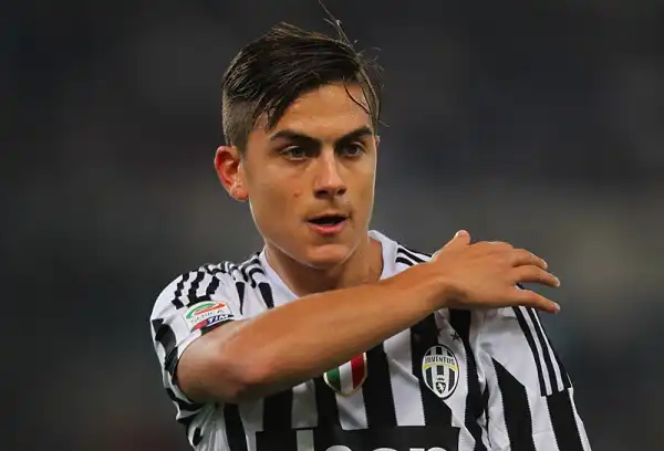 La Juve vince e convince, grazie a un'autorete di Gentiletti e a un gol di Dybala, agganciando la Roma al quarto posto, a -4 dal Napoli capolista.