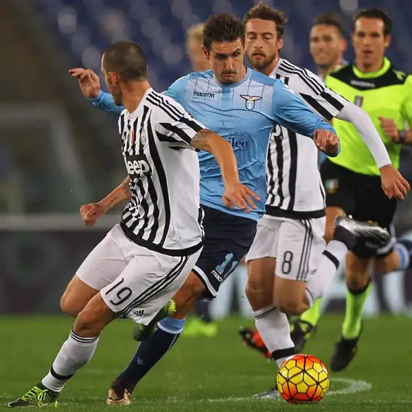 La Juve vince e convince, grazie a un'autorete di Gentiletti e a un gol di Dybala, agganciando la Roma al quarto posto, a -4 dal Napoli capolista.