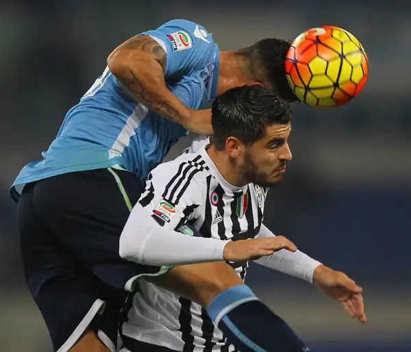 La Juve vince e convince, grazie a un'autorete di Gentiletti e a un gol di Dybala, agganciando la Roma al quarto posto, a -4 dal Napoli capolista.