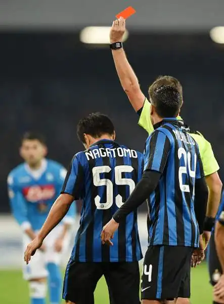 Higuain piega l'Inter, Napoli primo. Gli azzurri superano per 2-1 i nerazzurri, che colpiscono due pali e vanno in gol con Ljajic.