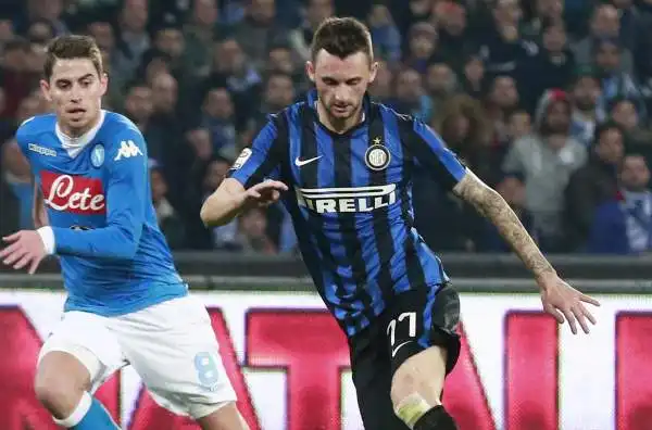 Brozovic 7. Ottima prestazione del croato, spezza la manovra avversaria, riavvia la manovra nerazzurra, è pericoloso dalla distanza. Un tuttofare preziosissimo.