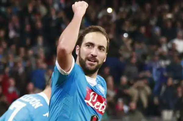 Higuain 8. E' di un altro pianeta, in serie A è il migliore, e con grande distanza. Una doppietta d'autore, che fa sognare tutta Napoli.